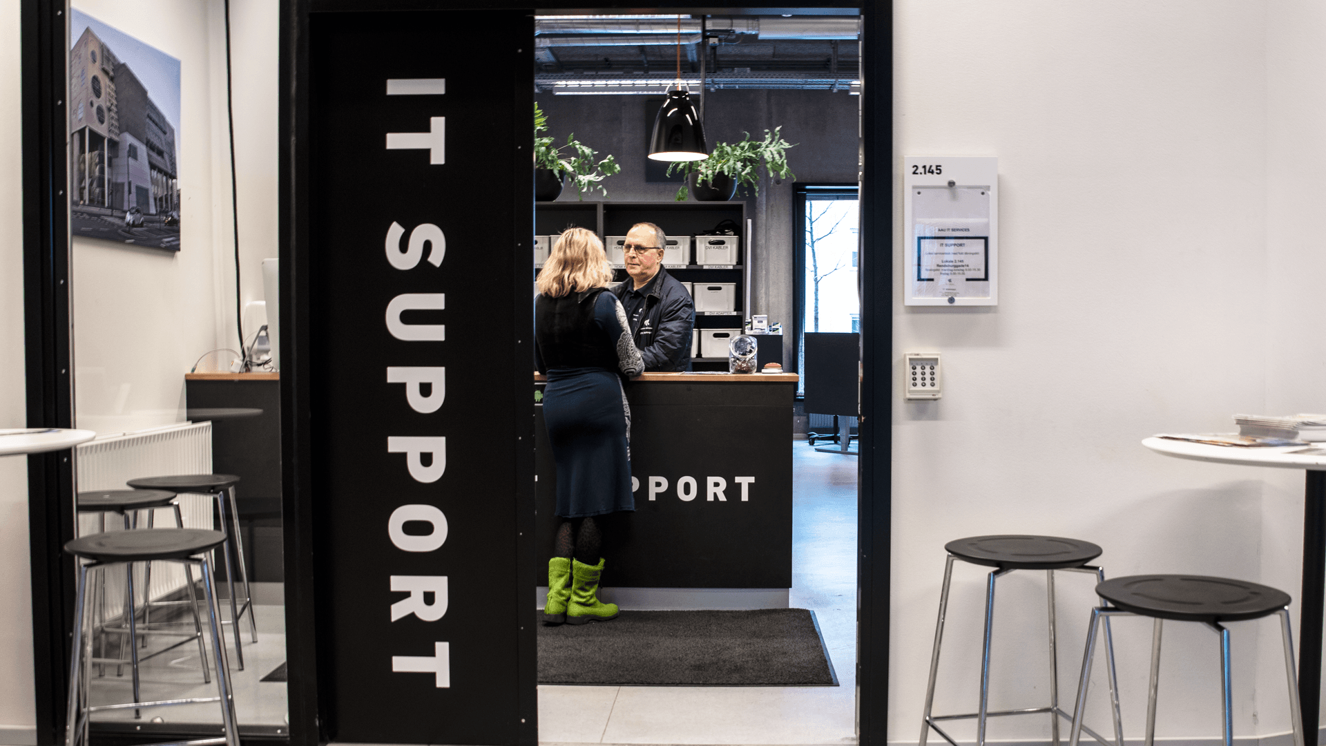 To personer står ved IT Support. 